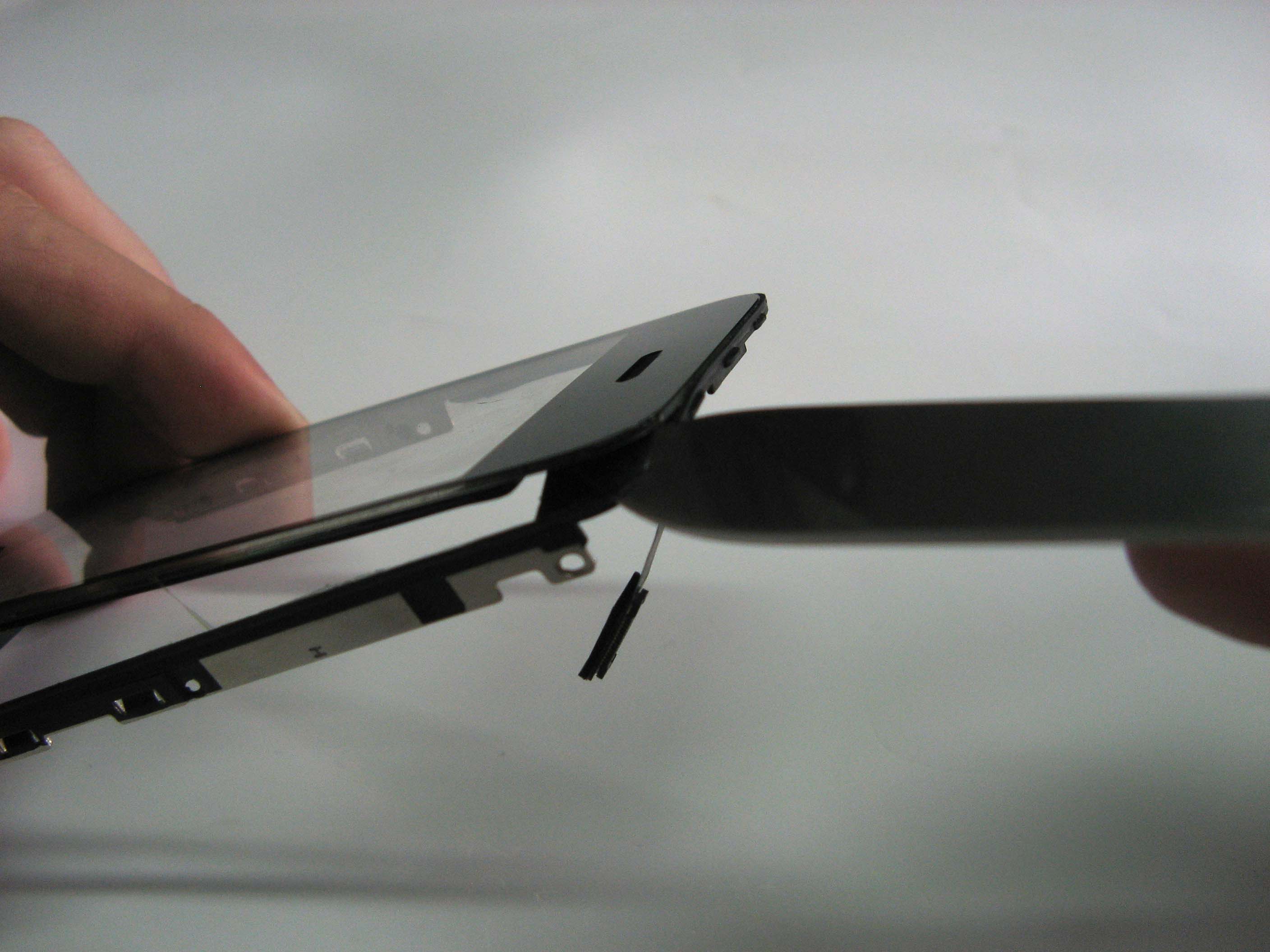 Помогаем ножом, удаляем стекло iPhone 3G